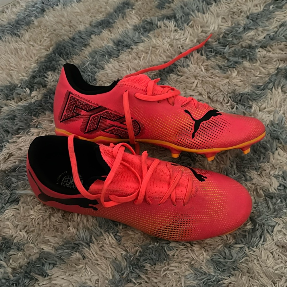 PUMA Mens Future 7 Play Fg/Ag Sneaker